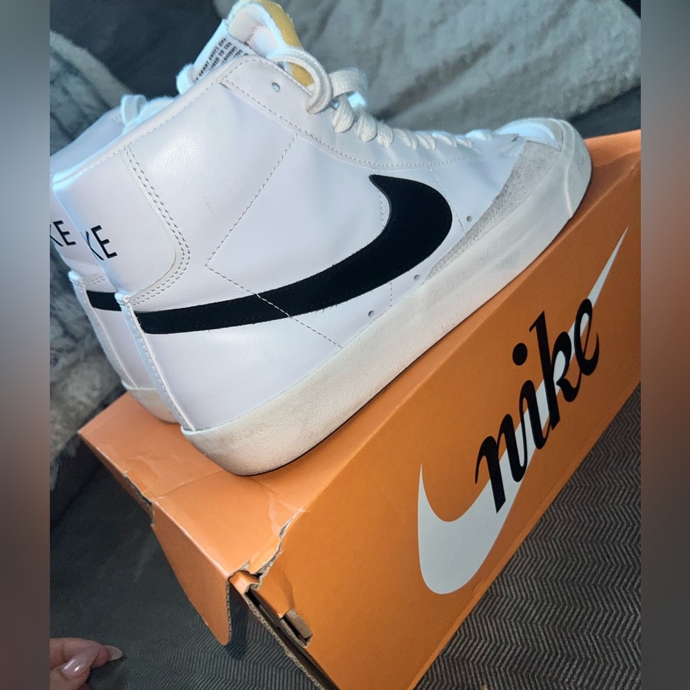 Nike Women's Blazer Mid 77 Shoes